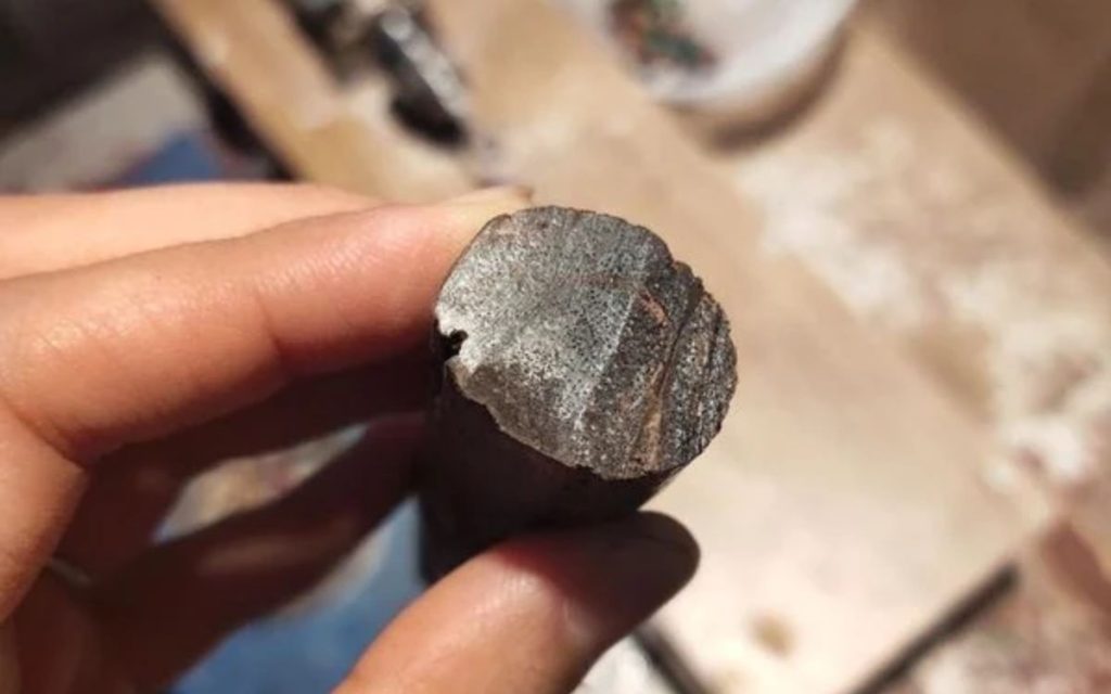 Trầm chìm có màu sắc đậm của dầu và khối lượng cao hơn so với các loại thông thường