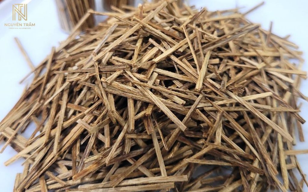 Trầm vụn là những mẩu, mảnh gỗ trầm hương nhỏ rơi ra trong quá trình khai thác, đẽo gọt khối trầm lớn hoặc từ các cành, rễ cây dó bầu tự nhiên tích tụ tinh dầu