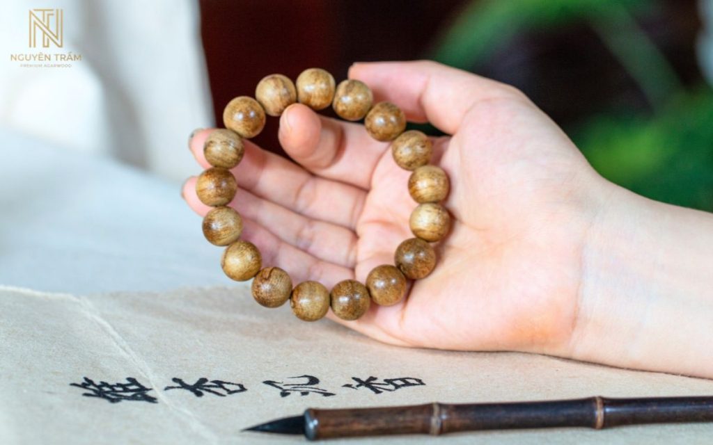 Vòng trầm hương có màu sắc và đường vân gỗ khác nhau tùy loại