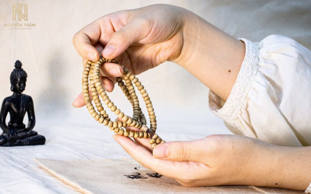 Vòng trầm hương thật có thể chìm nước cũng có thể không, tùy thuộc vào lượng dầu có trong trầm